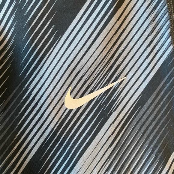 Nike Cropped Leggings - Picture 2 of 3